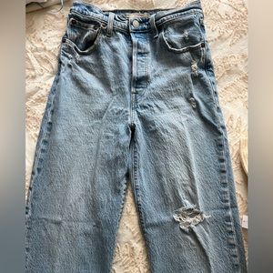 Levi’s Distressed Ribcage Straight Ankle Jean